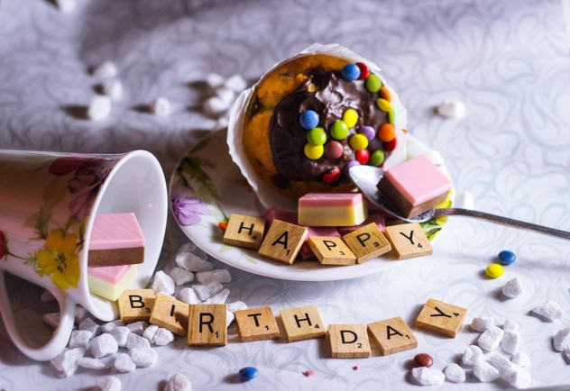 muffins near wooden letters in the phrase Happy Birthday - бесплатный image #187297