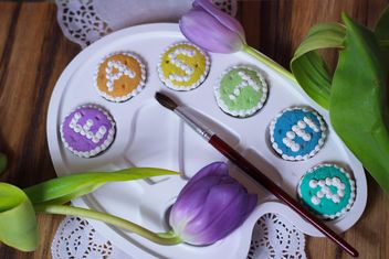 Word Easter on palette with paintbrush and tulips - image #187567 gratis