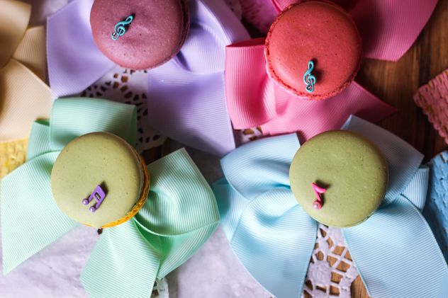 Colorful macaroons and cookies - Kostenloses image #187607