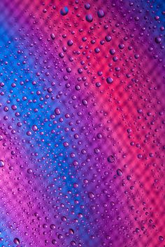 Water drops on abstract colored background - image gratuit #187687 
