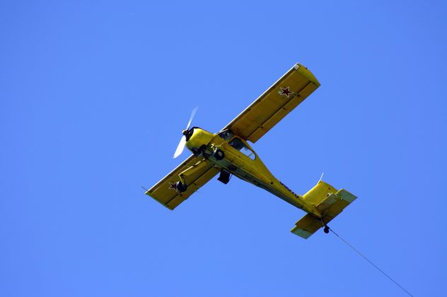 Small plane in blue sky - image gratuit #187757 