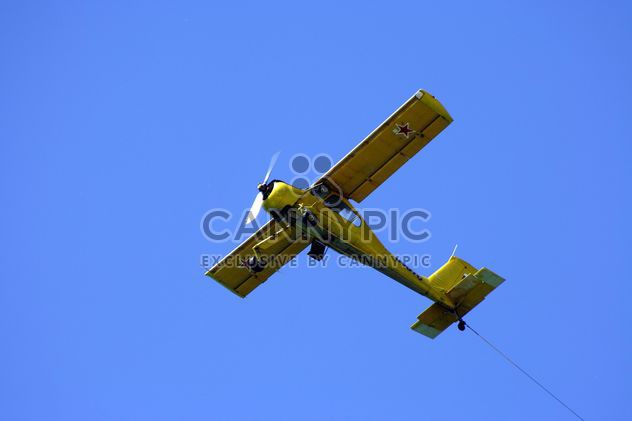 Small plane in blue sky - image #187757 gratis