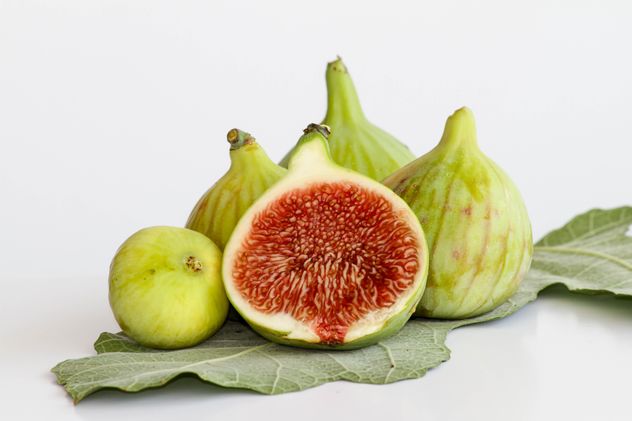 Ripe Figs on fig leaf - image #187827 gratis