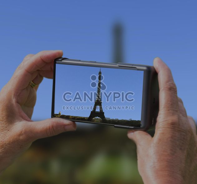 Hands of man taking photo of Eiffel Tower - image gratuit #200077 