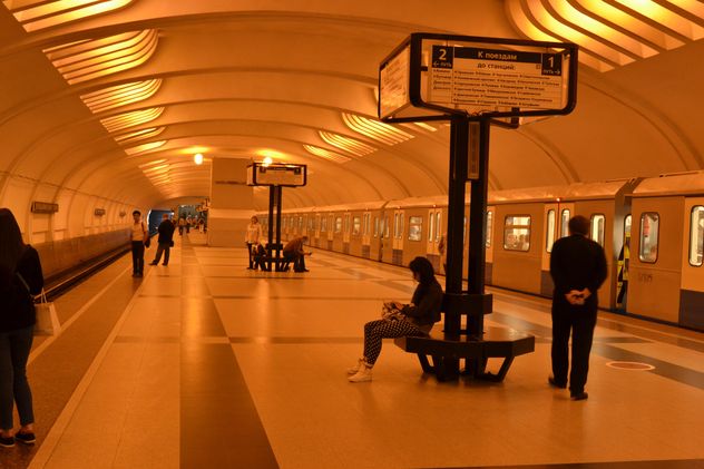 People waiting for train at metro station - бесплатный image #200697