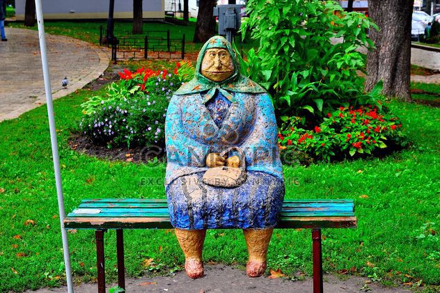 Sculpture of woman on the bench - image #229427 gratis