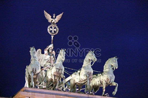 Statue of Brandenburger Tor (Brandenburg Gate), Berlin, Germany - image #271657 gratis