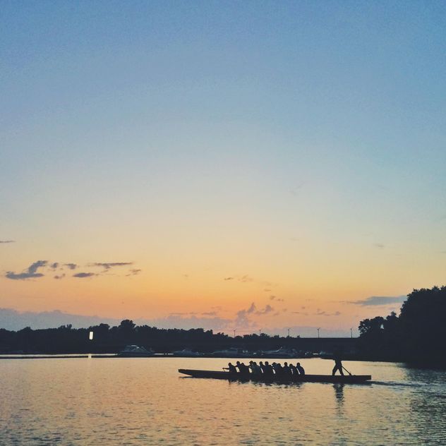 Men rowing at sunset - image gratuit #271717 