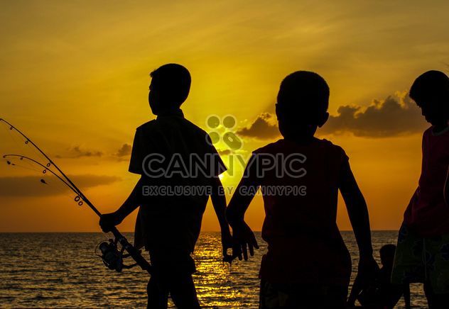 Silhouettes at sunset - image #271857 gratis