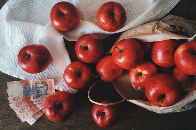 Red apples for 3 dollars, Chernivtsi, Ukraine - image gratuit #272277 