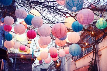 colorful lanterns in cafe in Istanbul - image #272337 gratis