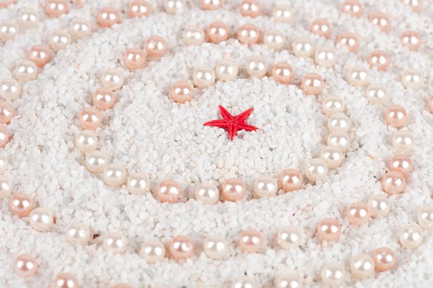 Pearls and starfish on the sand - image #272577 gratis