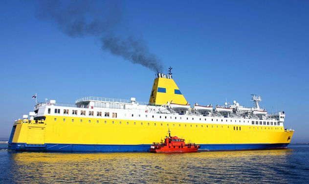 Large yellow ship on the water - image #272617 gratis