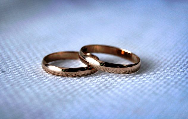 Wedding rings on blue background - бесплатный image #273197
