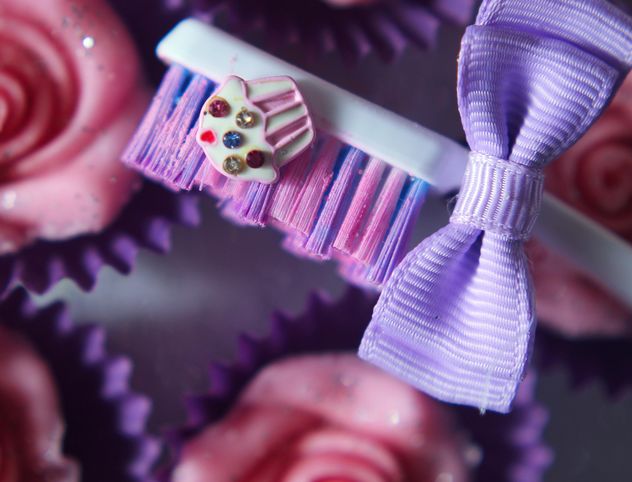 Toothbrush and cupcake - image gratuit #273727 