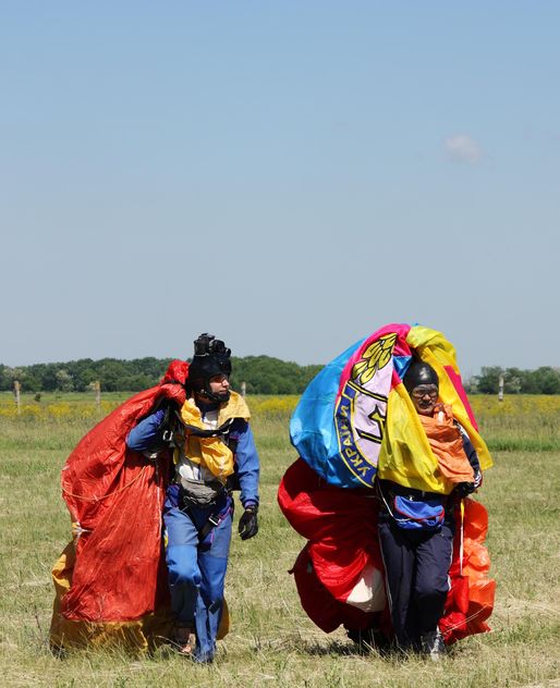 Two men with parachute - бесплатный image #273757