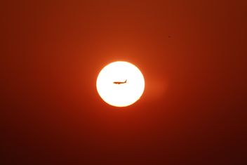 Airplane in sky at sunset - image #274767 gratis