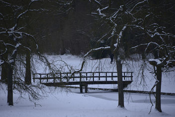 Le petit pont en bois en plein hiver - image gratuit #287507 
