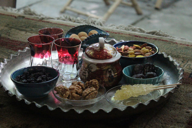 Tea with Dried cherries, walnuts, nuts, cookies abd dates - Kostenloses image #292277