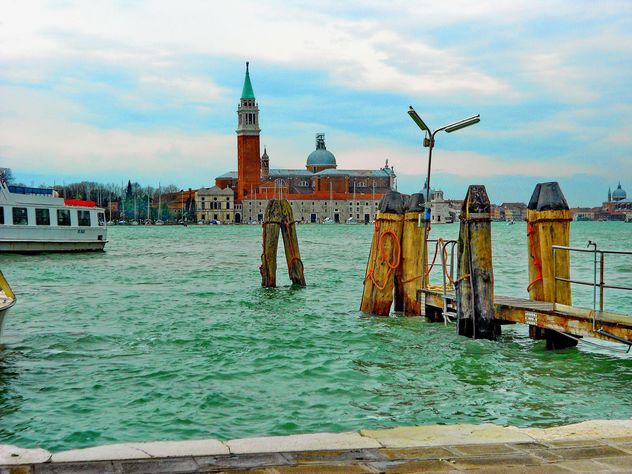 Gondola boat pier in Venice - image #301427 gratis