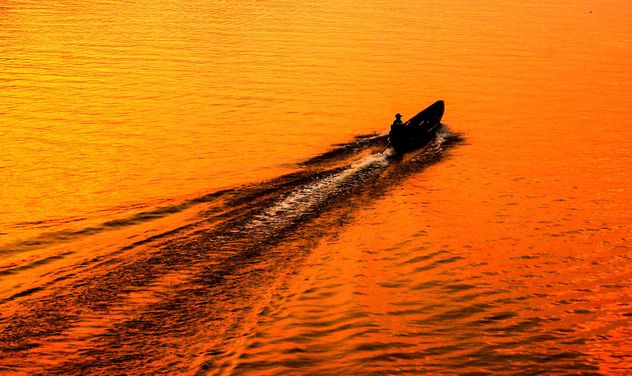 Fisherman in a boat - image gratuit #301757 