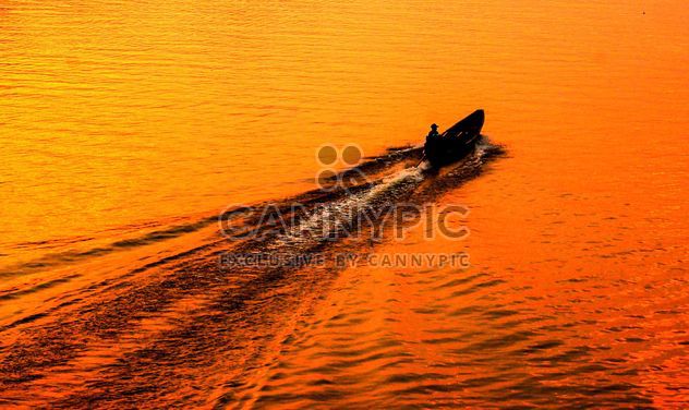 Fisherman in a boat - image #301757 gratis
