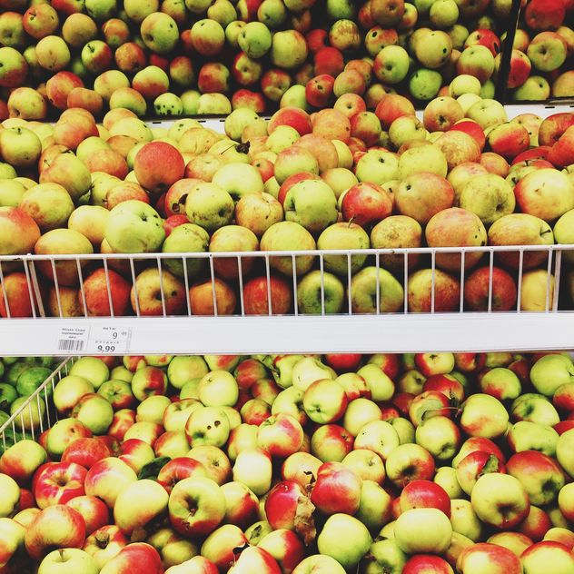 Pile of apples in market - image #303277 gratis