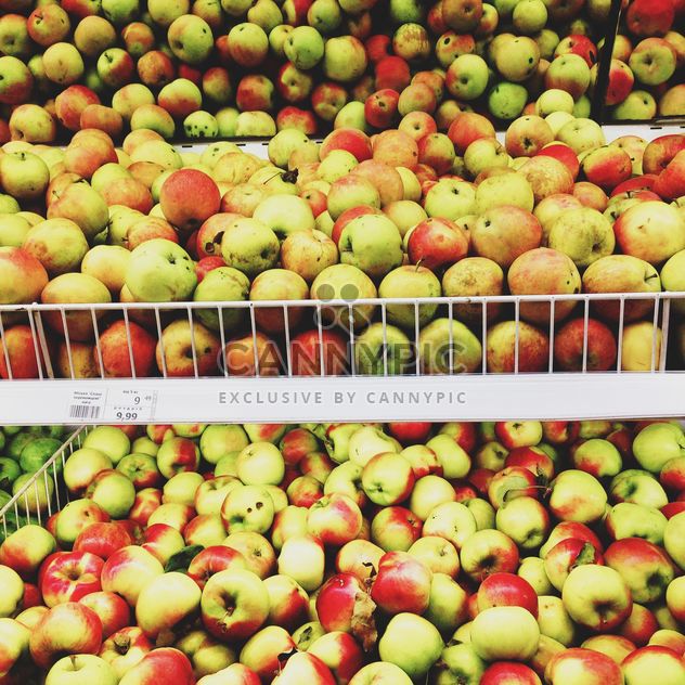 Pile of apples in market - Free image #303277