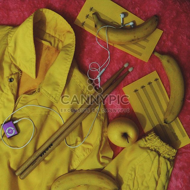Yellow things on red - Kostenloses image #303307