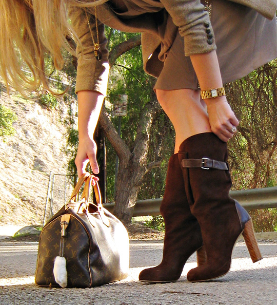 brown suede boots+louis vuitton speedy bag+gold accessories+rabbits foot+vintage jewelry+perfume bottle necklace from the 70's+accessories+fashion+outfit - image #314487 gratis
