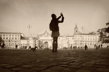 roma piazza del popolo ragazza davanti obelisco - image #316147 gratis