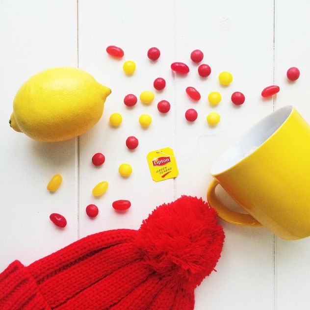 Red and yellow objects on a white background - image gratuit #329187 