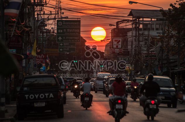 Sunset in the city thoroughfares - image #330387 gratis