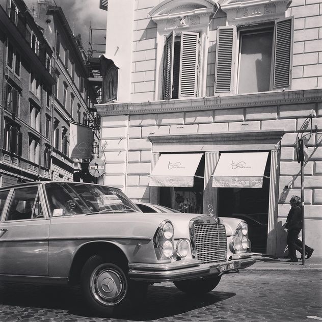 Old Mercedes car in street of Rome - image gratuit #331187 