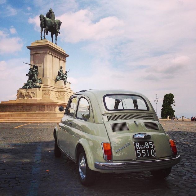 Fiat 500 on the square in Rome - image #331897 gratis