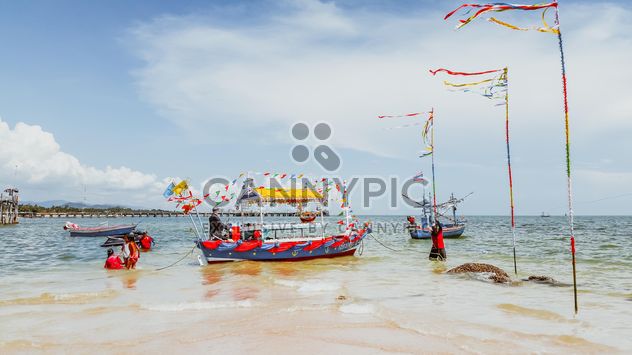 giving alms on Hua Hin beach - image #332907 gratis