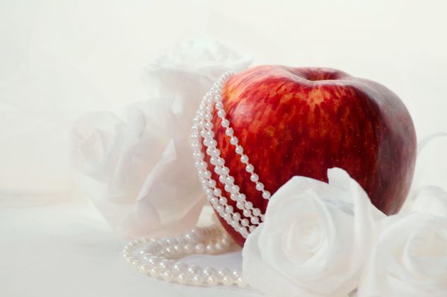 Apples, white roses and beads - Free image #337827