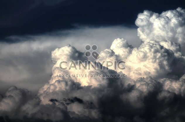 Fluffy clouds in sky - image gratuit #338277 