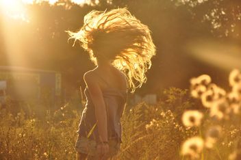 Girl in field at sunset - image #338567 gratis