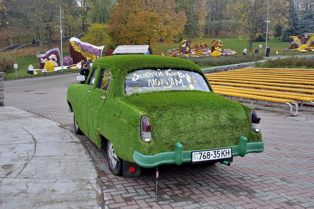 Car covered with ivy - бесплатный image #339147