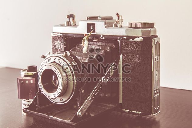 Old camera on table - image gratuit #341347 