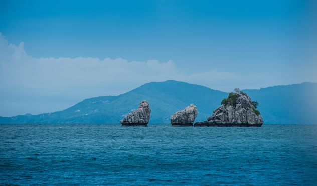 Three cliffs near Nangyuan lsland in thailand - бесплатный image #344067