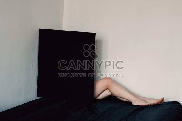 Legs of woman sitting behind black square - Kostenloses image #344547