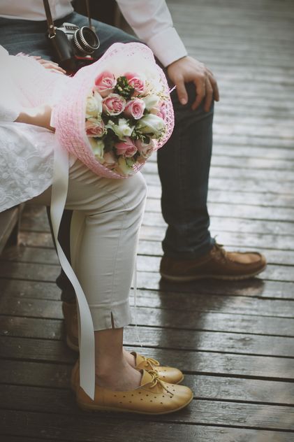 Cute couple with wedding bouquet - image #345017 gratis