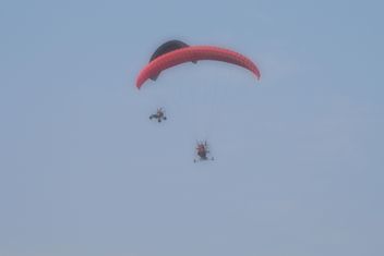 Flying paramotors in blue sky - бесплатный image #347017