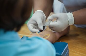 Doctor drawing blood from patient with syringe - Free image #347247