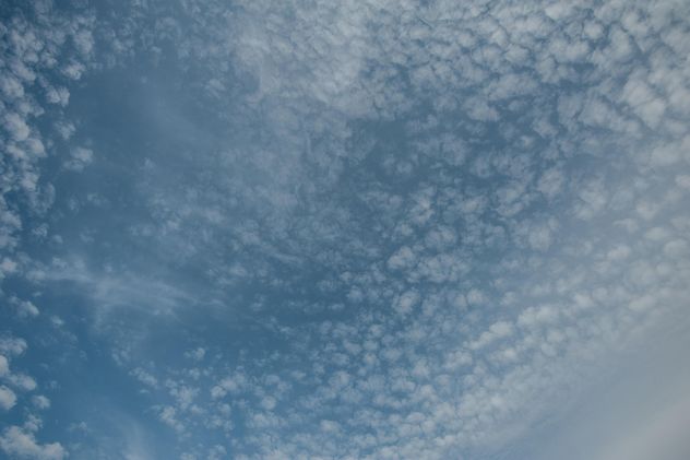 Background of blue sky with clouds - Kostenloses image #347287