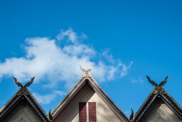 Roof of Thai temple against blue sky - Kostenloses image #347307