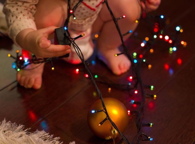 Christmas garland in hands of child - image gratuit #347777 