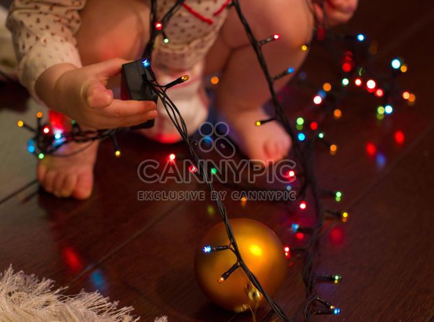 Christmas garland in hands of child - image #347777 gratis